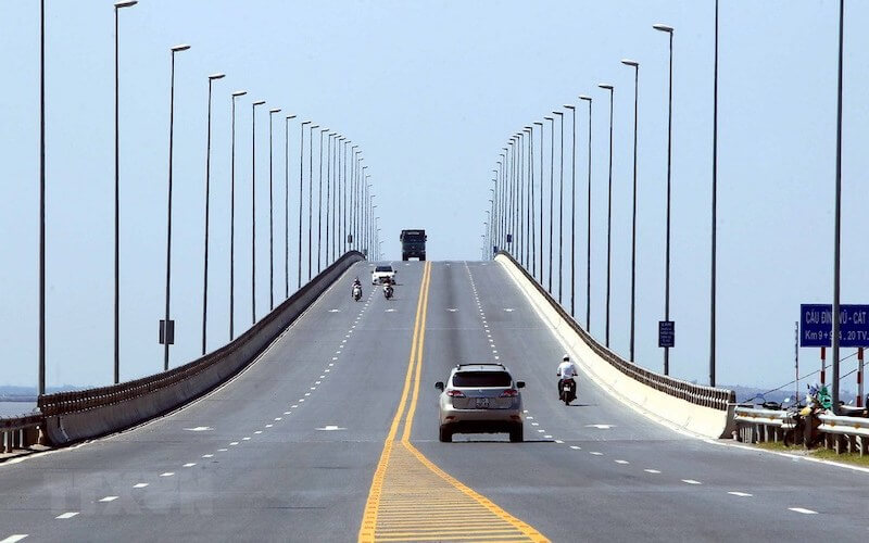 Làn đường trên cầu rộng rãi, phục vụ nhu cầu di chuyển của người dân