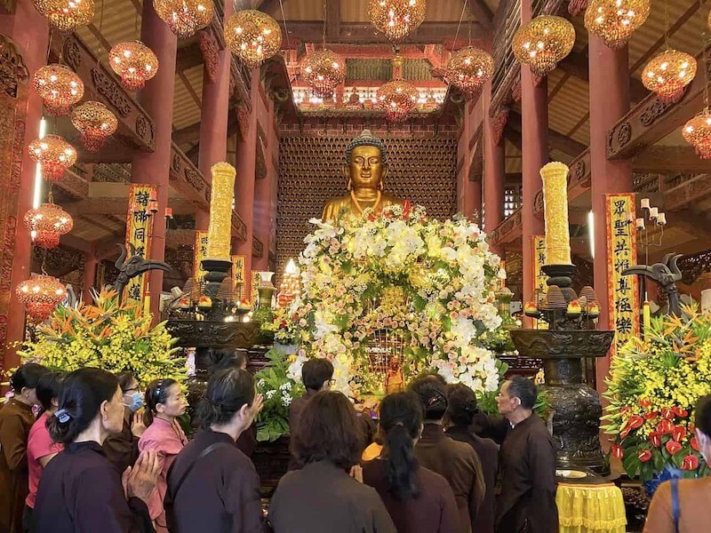 Lễ hội tại Chùa Đỏ
